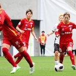 ＩＮＡＣ神戸-千葉　前半、ドリブルで仕掛けるＩＮＡＣ神戸の成宮（右）