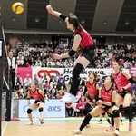 姫路－刈谷　第２セット、先発起用に応え、力強くスパイクを放つ姫路の渡辺（手前中央）＝姫路市、ヴィクトリーナ・ウインク体育館