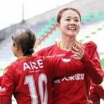 ＩＮＡＣ神戸-千葉　後半、２点目を決めた成宮を祝福するＩＮＡＣ神戸の吉田（右）＝ノエビアスタジアム神戸