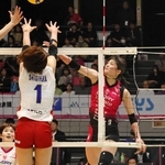 姫路-刈谷　先発起用に応えて攻守に貢献した姫路の渡辺（右）。左端は後方で支えた福留