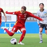 ＩＮＡＣ神戸-千葉　後半、３点目となるシュートを放つＩＮＡＣ神戸の吉田（９）＝ノエビアスタジアム神戸