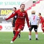 ＩＮＡＣ神戸－千葉　後半、３点目を決めて喜ぶＩＮＡＣ神戸の吉田（中央）