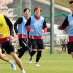 神戸の全体練習に合流し、アピールを狙う満田（右から２人目）＝いぶきの森球技場