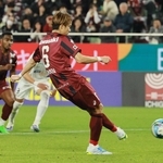 神戸－広島　後半、同点のＰＫを決める扇原＝ノエビアスタジアム神戸（撮影・鈴木雅之）