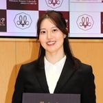 大学院を修了し、学位記を手に笑顔を見せる藤木日菜＝西宮市、武庫川女大