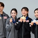 メダルを手にほほ笑むフィギュアスケートの（右から）千葉百音選手、坂本花織選手、長岡柚奈選手、森口澄士選手＝３月３１日午後、大阪府泉佐野市の関西空港（撮影・大田将之）