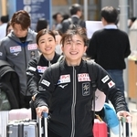 関係者らの姿を見て笑顔で駆け出す坂本花織。後ろは千葉百音＝３１日午後、関西空港（撮影・大田将之）