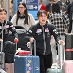 関係者らの姿を見て笑顔で駆け出す坂本花織。左は千葉百音＝３１日午後、関西空港（撮影・大田将之）