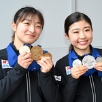 メダルを手に笑顔の坂本花織（左）と千葉百音＝３月３１日午後、大阪府泉佐野市の関西空港（撮影・大田将之）