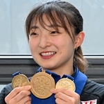 金メダルを手に報道陣の質問に答える坂本花織＝３月３１日午後、大阪府泉佐野市の関西空港（撮影・大田将之）