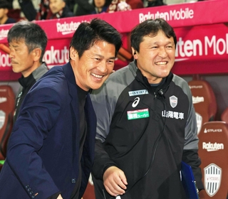お互いに古巣対決となり、笑顔であいさつを交わす清水の吉田孝行監督と神戸の秋葉コーチ＝ノエビアスタジアム神戸（撮影・丸山桃奈）