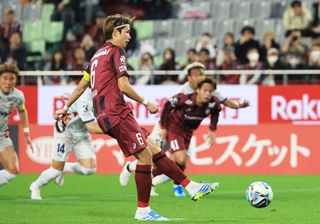 神戸－清水　後半、ＰＫで追加点を決める神戸の扇原＝ノエビアスタジアム神戸（撮影・丸山桃奈）