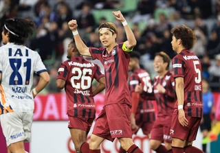 神戸－清水　後半、ＰＫで追加点を決め、ガッツポーズする神戸の扇原＝ノエビアスタジアム神戸（撮影・丸山桃奈）