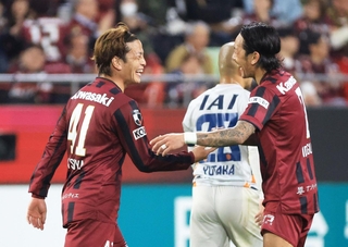 神戸－清水　前半、ヘディングシュートを決め、井手口と喜ぶ神戸の永戸（左）＝撮影・丸山桃奈