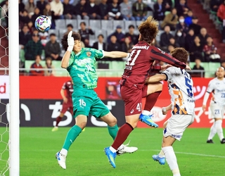 神戸－清水　前半、ヘディングシュートを決める神戸の永戸（４１）＝撮影・丸山桃奈