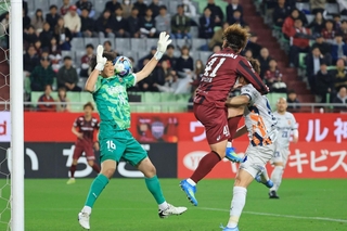 神戸－清水　前半、ヘディングシュートを決める神戸の永戸（４１）＝撮影・丸山桃奈