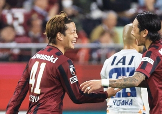 神戸－清水　前半、ヘディングシュートを決め、井手口と喜ぶ神戸の永戸（左）＝撮影・丸山桃奈