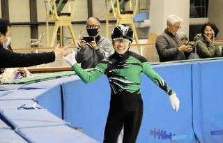 引退セレモニーを終え、関係者とハイタッチする横山大希＝３月２９日、神戸市立ポートアイランドスポーツセンター（撮影・尾藤央一）