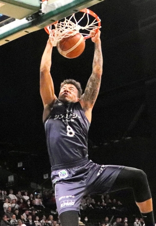 神戸-愛媛　第２クオーター、ダンクシュートを決める神戸の八村＝ジーライオンアリーナ神戸