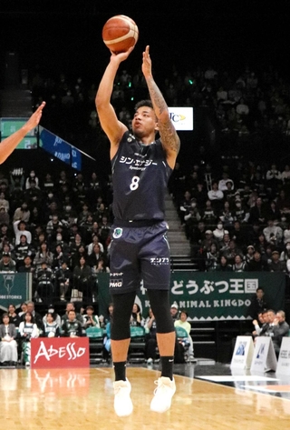 神戸-愛媛　第４クオーター、シュートを放つ神戸の八村＝ジーライオンアリーナ神戸