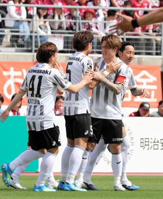 岡山－神戸　前半８分、８試合ぶりの先発出場で先制点を決め、味方と喜び合う神戸の酒井（右から２人目）＝岡山市、ＪＦＥ晴れの国スタジアム