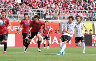 岡山－神戸　前半４５分、左足で追加点となるゴールを決める神戸の永戸（右から２人目）＝岡山市、ＪＦＥ晴れの国スタジアム