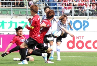 岡山－神戸　加入後初出場初先発となり、前半にシュートを放つ神戸の満田（右端）＝岡山市、ＪＦＥ晴れの国スタジアム
