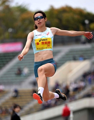 女子走り幅跳びの日本記録保持者、秦澄美鈴＝２０２５年４月、ユニバー記念競技場