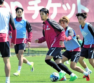 負傷明けで全体練習に合流した神戸の佐々木（中央）、武藤（左奥）ら＝神戸市西区、いぶきの森球技場