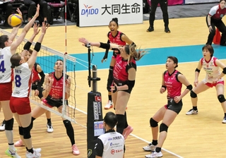 姫路の得点源ミンガルディ（中央）や宮部（同奥）、野中（同右）のアタッカー陣、後方で支える福留（右端）ら＝３月２８日、姫路市のヴィクトリーナ・ウインク体育館