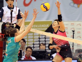 大阪Ｍ-姫路　第１セット、スパイクを放つ姫路の田中（撮影・吉田敦史）