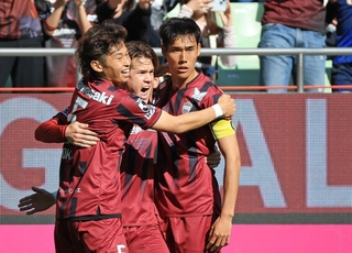 神戸-名古屋　前半、先制弾を決め、山川らと喜ぶ神戸・酒井（中央）ら（撮影・丸山桃奈）