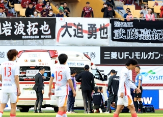 神戸-名古屋　神戸の前川とトゥーレルが負傷し、ピッチに入った救急車（撮影・丸山桃奈）