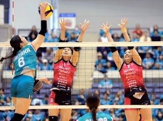 姫路-大阪Ｍ　第２セット、大阪Ｍ・田中（左）のスパイクに食らいつく姫路の伊藤（右）ら（撮影・吉田敦史）