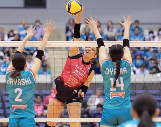 大阪Ｍ-姫路　第１セット、スパイクを放つ姫路のカミーラ・ミンガルディ＝グリーンアリーナ神戸（撮影・吉田敦史）