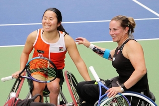 女子メインドローダブルス決勝　試合を終え、４大会連続の単複２冠を喜ぶ上地結衣（左）＝三木市、ブルボンビーンズドーム