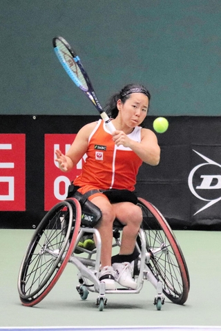 女子メインドローダブルス決勝　フォアハンドで返球する上地結衣＝三木市、ブルボンビーンズドーム