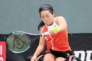 女子メインドローシングルス決勝　バックハンドで返球する上地結衣＝三木市、ブルボンビーンズドーム