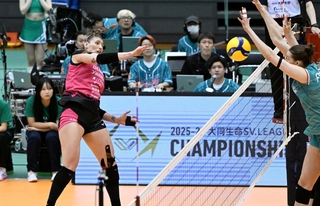 大阪Ｍ-姫路　第４セット、姫路・カミーラのスパイクが相手選手にブロックされ、２３-２５でこのセットを落とし、大阪Ｍにセットカウント１-３で敗れる（撮影・斎藤雅志）