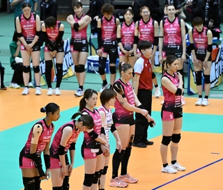 大阪Ｍ-姫路　１-３で大阪Ｍに敗れ、肩を落とす姫路の選手ら（撮影・斎藤雅志）