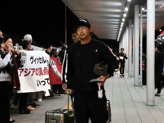 サポーターに見送られ、決戦の地サウジアラビアへ出発する神戸の郷家（中央）、山川（中央左）ら＝大阪府泉佐野市、関西国際空港