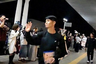 サポーターに見送られ、決戦の地サウジアラビアへ出発する神戸の佐々木（中央）ら＝大阪府泉佐野市、関西国際空港