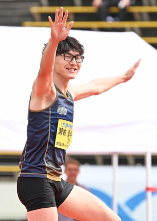 昨年のグランプリ男子走り高跳びで優勝を決め、観客に笑顔で応じる瀬古優斗＝２０２５年４月２０日、神戸市須磨区、ユニバー記念競技場