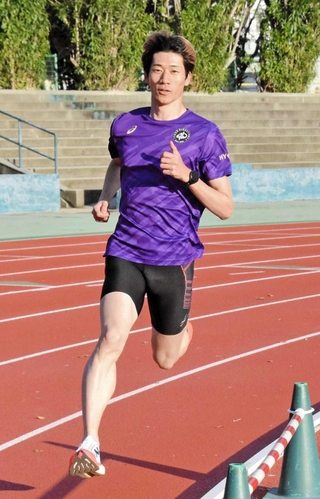 練習する男子８００メートルの四方悠瑚＝尼崎市、ベイコム陸上競技場