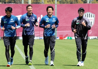 全体練習に復帰し、笑顔を見せる神戸の新井（右から２人目）。左端は権田＝８日、神戸市西区のいぶきの森球技場