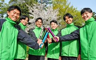 高校男子１６００メートルリレーで昨年の２位以上を目指す県伊丹のメンバー＝伊丹市の同校