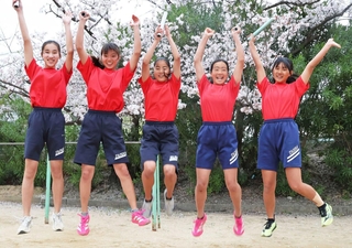 中学女子４００メートルリレーで初の頂点を狙う大社の選手たち＝西宮市の同校