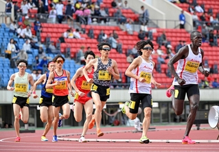 白熱したレースを展開するグランプリ男子３０００メートル障害＝２０２５年４月、神戸市須磨区、ユニバー記念競技場