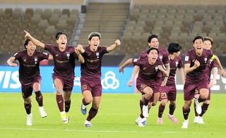 ＰＫ戦の末に勝利を決め、駆け出す神戸の（左から）日高、武藤、大迫、浜崎ら＝サウジアラビア・ジッダ（ⓒＪリーグ）