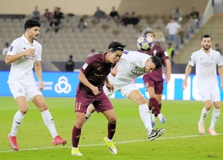 アルサド－神戸　後半終了間際、頭で劇的同点ゴールを決めた神戸の武藤（中央）＝サウジアラビア・ジッダ（ⓒＪリーグ）